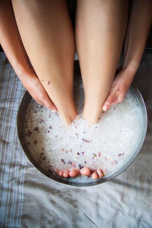 LAVADO DE PIES CON AGUA DE FLORES